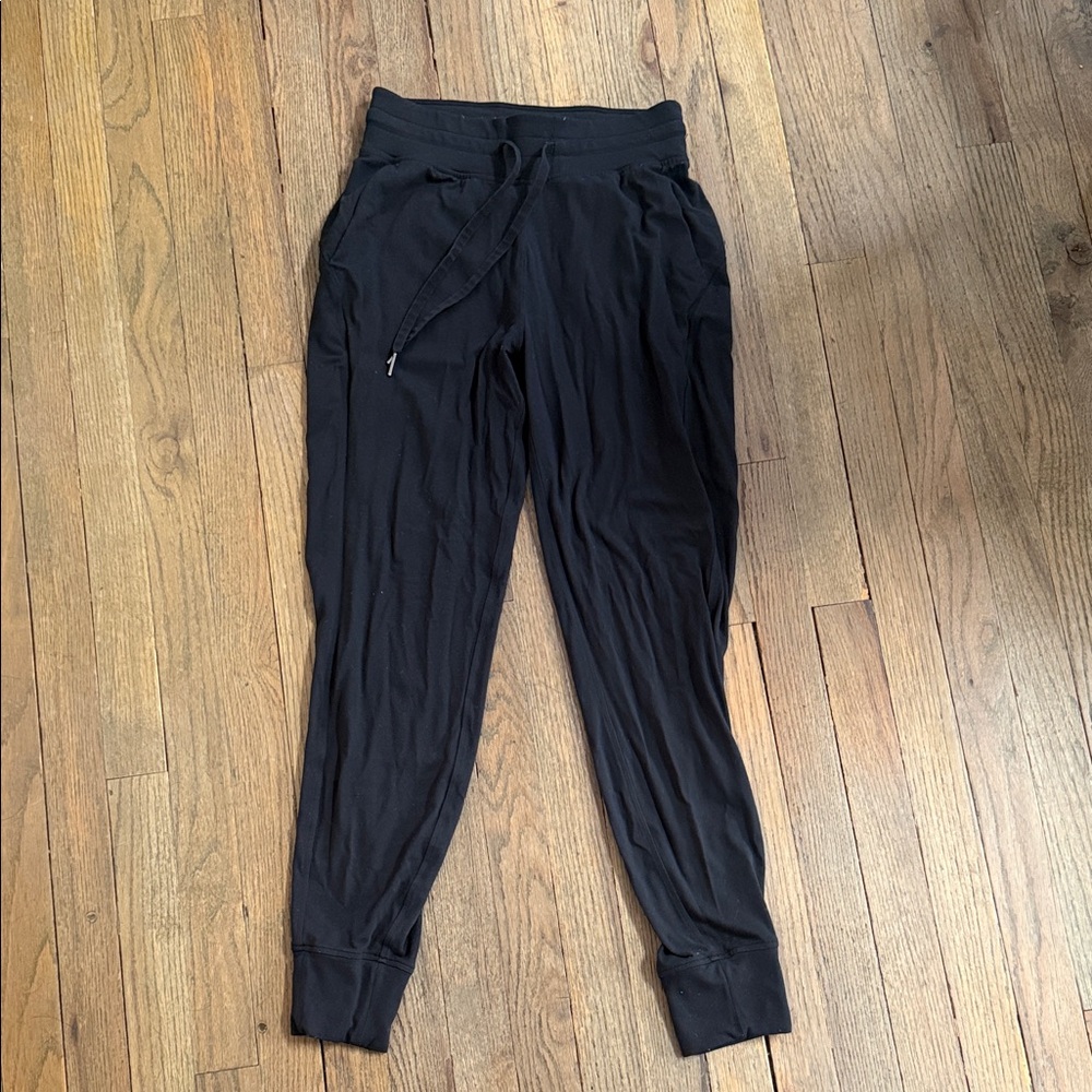 Lululemon black jogger pants size 4